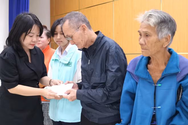 Giám đốc Báo và Phát thanh, Truyền hình Khánh Hòa Thái Thị Lệ Hằng trao các suất quà cho người dân phường Nam Nha Trang.