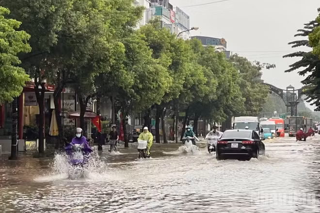 Một tuyến đường ngập nặng vào đầu giờ sáng 17/9. (Ảnh: THẾ ĐẠI)