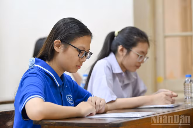 Thí sinh tham dự kỳ thi tuyển sinh vào lớp 10 Hà Nội (Ảnh: THẾ ĐẠI)