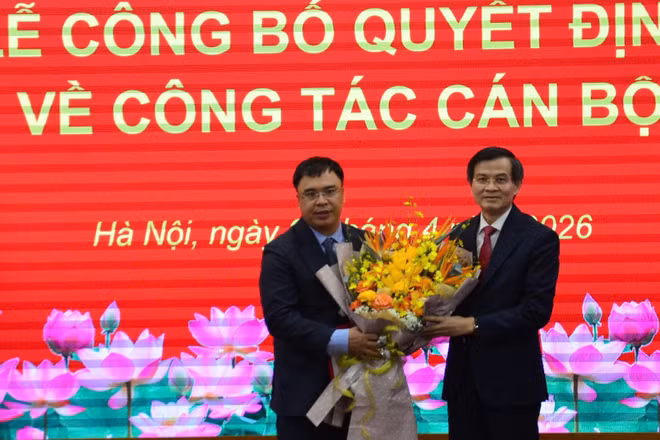 Phó Giáo sư, Tiến sĩ Đoàn Minh Huấn, Ủy viên Bộ Chính trị, Giám đốc Học viện Chính trị quốc gia Hồ Chí Minh trao quyết định bổ nhiệm Giáo sư, Tiến sĩ Nguyễn Quốc Sửu, Phó Giám đốc Học viện Hành chính và Quản trị công (Học viện Chính trị quốc gia Hồ Chí Minh) giữ chức danh trợ lý của đồng chí Đoàn Minh Huấn, Ủy viên Bộ Chính trị, Giám đốc Học viện Chính trị quốc gia Hồ Chí Minh. (Ảnh: PHẠM CƯỜNG)