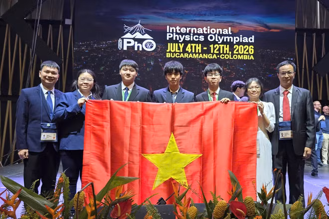 Đội tuyển quốc gia Việt Nam tham dự Olympic Vật lý quốc tế lần thứ 56. Từ trái sang: Phó Giáo sư, Tiến sĩ Đỗ Danh Bích (Trưởng đoàn), các học sinh: Vũ Nguyên Nguyên, Tạ Ngọc Minh, Nguyễn Nhật Minh, Lê Duy Khánh, Nguyễn Thị Bích Ngọc; Phó Giáo sư, Tiến sĩ Đặng Đức Vượng (Phó Trưởng đoàn).