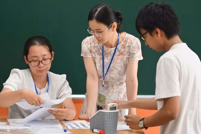 Giáo viên thực hiện nhiệm vụ coi thi (Ảnh minh họa).