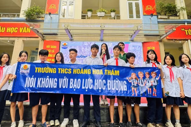 Học sinh Trường THCS Hoàng Hoa Thám (Hà Nội) cùng nhau xây dựng môi trường học tập an toàn, thân thiện. (Ảnh: KCN)