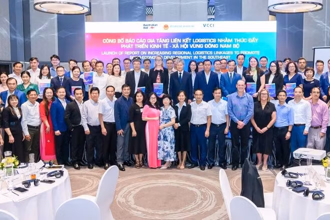Các đại biểu chụp ảnh lưu niệm tại hội thảo