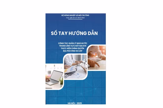 Sổ tay hướng dẫn công tác quản lý đất đai giúp chính quyền cấp tỉnh, cấp xã triển khai hiệu quả các nhiệm vụ khi thực hiện mô hình chính quyền địa phương 2 cấp. (Ảnh: TRƯỜNG GIANG)