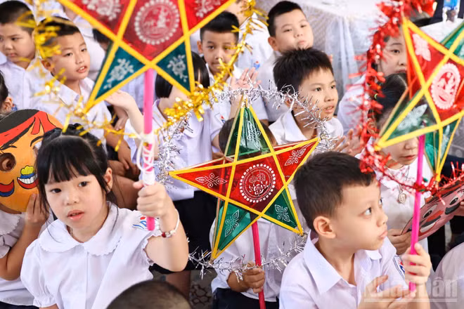 [Ảnh] Học sinh Trường tiểu học Bình Minh vui hội trăng rằm, đón nhận niềm vui tuổi thơ