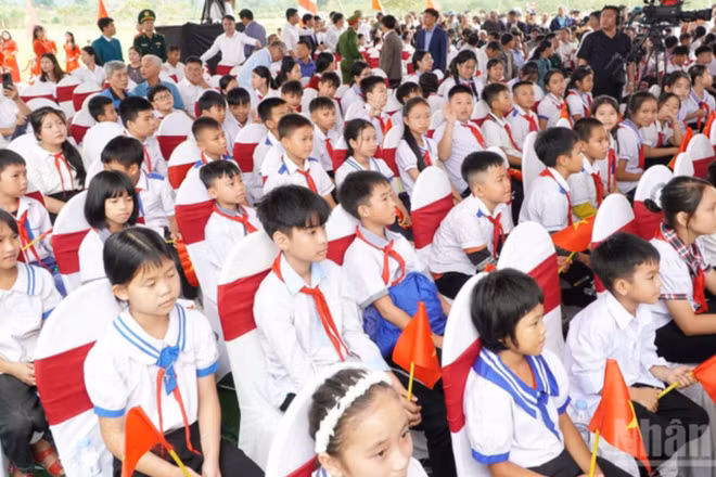 Học sinh tại lễ khởi công xây dựng Trường phổ thông nội trú liên cấp tiểu học và trung học cơ sở Hạnh Lâm (xã Hạnh Lâm, Nghệ An) (Ảnh: ĐÌNH PHƯỢNG)
