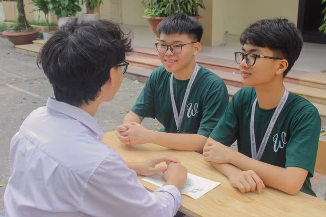 Học sinh chia sẻ thông tin, kinh nghiệm thi vào lớp 10 (Ảnh minh họa: CTV)