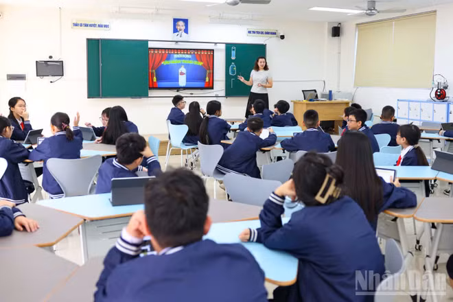 Giáo viên giảng dạy trong một tiết học tại Trường trung học cơ sở Ngô Sĩ Liên (Hà Nội) (Ảnh: ĐẠI THẮNG)