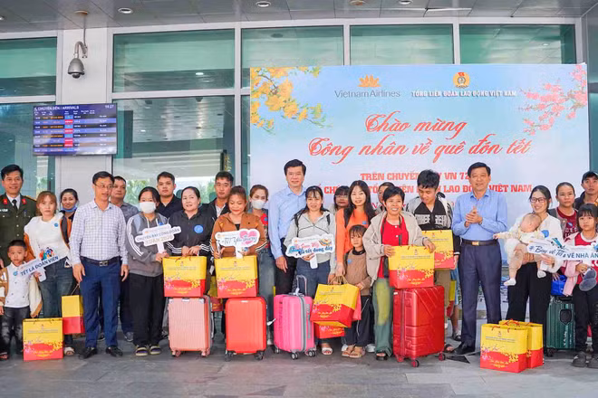 Tặng quà người lao động trước khi lên máy bay trong Chương trình “Chuyến bay Công đoàn- Xuân 2026”