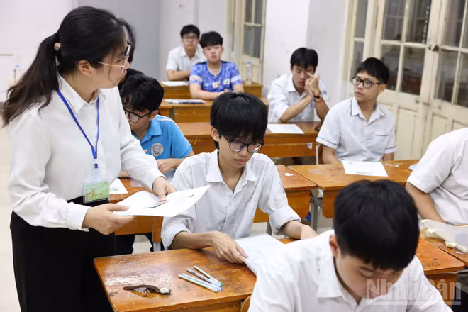 Trong phòng thi Ngữ văn Kỳ thi tuyển sinh vào lớp 10 của Hà Nội sáng 30/5. (Ảnh: ĐẠI THẮNG)