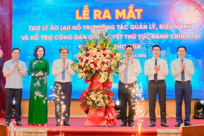 Các đại biểu bấm nút ra mắt trợ lý ảo AI hỗ trợ công tác quản lý, điều hành và hỗ trợ công dân giải quyết thủ tục hành chính. 