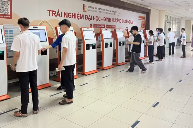 Thí sinh làm thủ tục trước khi vào thi TSA. (Ảnh: HUST)