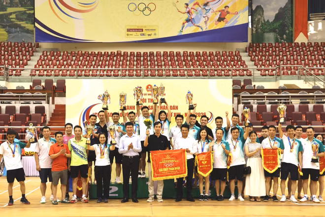 Đồng chí Nguyễn Huy Tiến, Ủy viên Ban Chấp hành Trung ương Đảng, Bí thư Đảng ủy, Viện trưởng Viện Kiểm sát nhân dân tối cao và đồng chí Trần Huy Tuấn, Ủy viên Ban Chấp hành Trung ương Đảng, Bí thư Tỉnh ủy Ninh Bình trao giải Nhất toàn đoàn cho Đoàn Vận động viên Viện Kiểm sát nhân dân thành phố Hải Phòng.