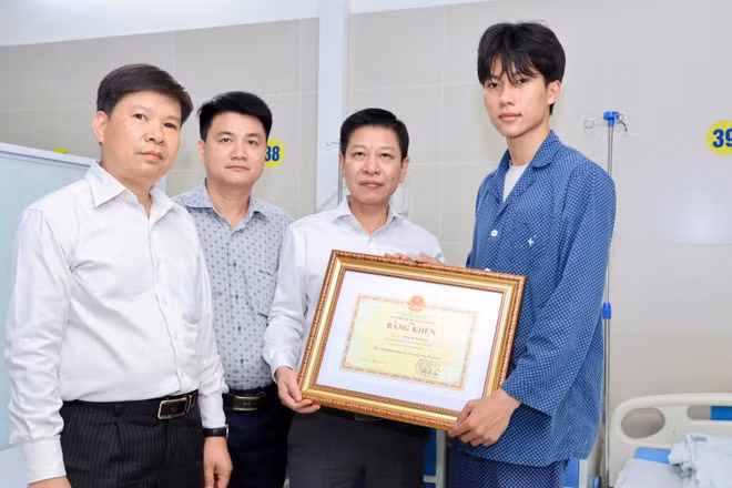 Đại diện Bộ Giáo dục và Đào tạo thăm hỏi, trao Bằng khen của Quyền Bộ trưởng Giáo dục và Đào tạo Hoàng Minh Sơn tới sinh viên Nguyễn Lê Tú (ngoài cùng bên phải ảnh). 