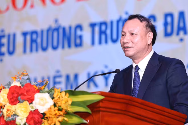 [Ảnh] Trường đại học Sư phạm Hà Nội công bố Quyết định công nhận Hiệu trưởng 
