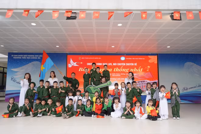 Học sinh Trường tiểu học Đống Đa (phường Kim Liên, Hà Nội) tham gia một hoạt động giáo dục ý nghĩa trong tiết sinh hoạt dưới cờ đầu tuần.