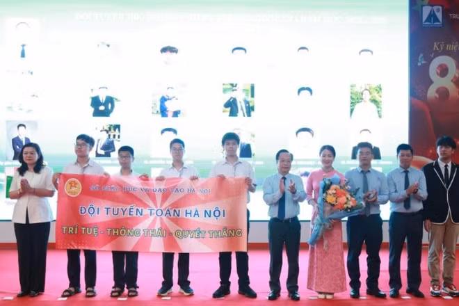 Đội tuyển Toán và các lãnh đạo Sở Giáo dục và Đào tạo Hà Nội (Ảnh: Sở Giáo dục và Đào tạo Hà Nội)