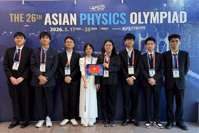 Tám học sinh trong Đội tuyển quốc gia Việt Nam dự thi APhO 2026 (từ trái sáng phải): Tạ Ngọc Minh, Nguyễn Nhật Minh, em Bùi Anh Tú, Nguyễn Thị Bích Ngọc, Vũ Nguyên Nguyên, Lê Duy Khánh, Phan Tuấn Dũng, Mai Văn Khánh (Ảnh: MOET)