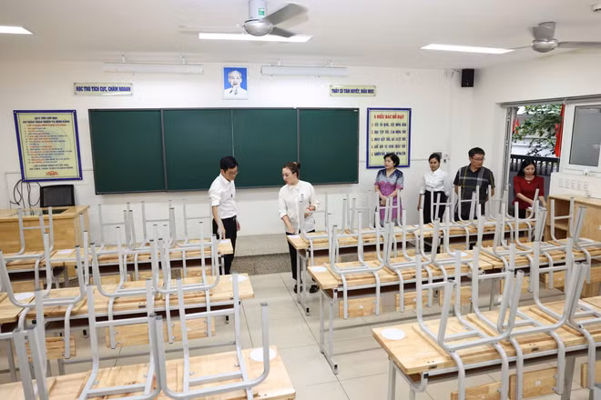 Ban Chỉ đạo thi phường Cửa Nam, Hà Nội kiểm tra công tác chuẩn bị cơ sở vật chất, điều kiện tổ chức thi kỳ thi vào lớp 10. (Ảnh: ĐẠI THẮNG)