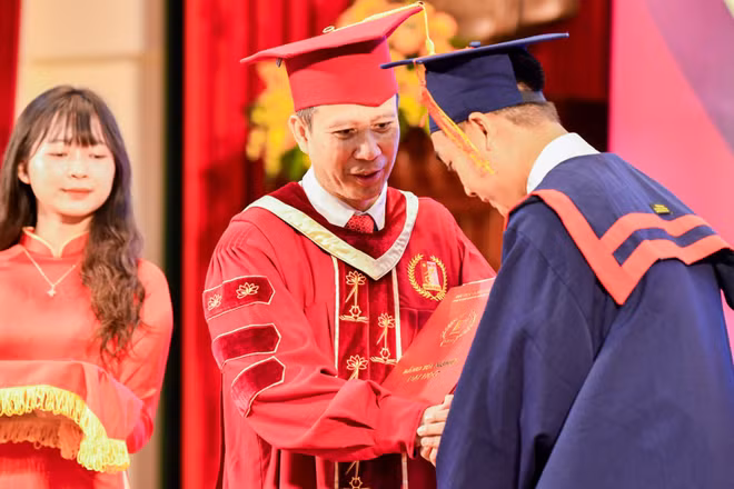 Giáo sư, Tiến sĩ, Nhà giáo Ưu tú Lê Anh Tuấn (giữa ảnh) tại một buổi lễ tốt nghiệp 