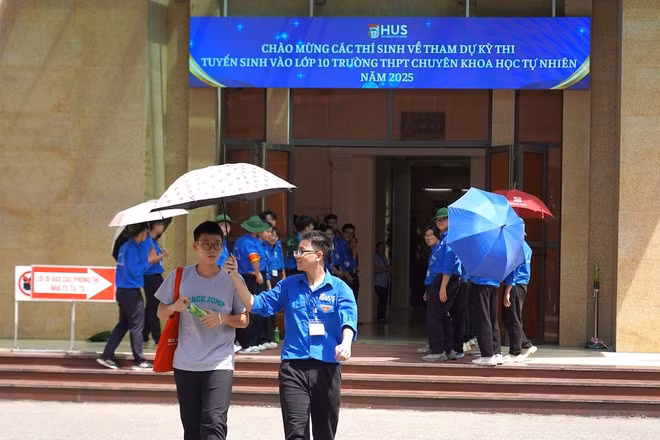 Thí sinh thi vào lớp 10 Trường THPT chuyên Khoa học Tự nhiên năm 2025. (Ảnh: HUS)