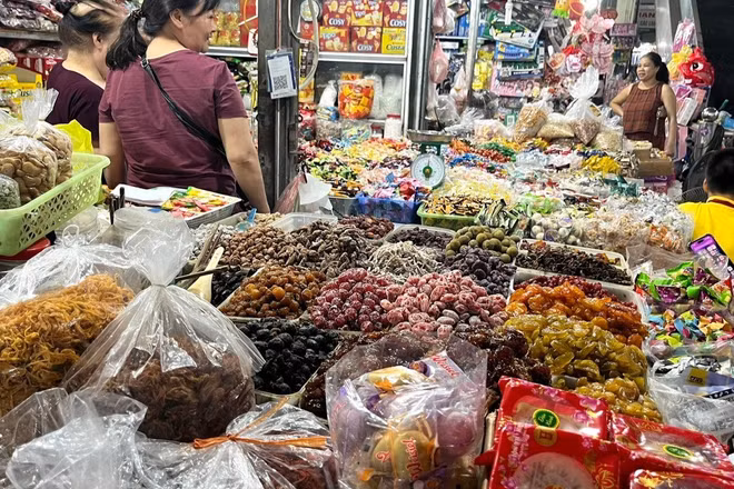 Các mặt hàng bánh, mứt, kẹo phục vụ Tết Trung thu năm 2026 được bày bán tại Chợ Hà Đông (quận Hà Đông, thành phố Hà Nội)". (Ảnh: Thái Sơn)
