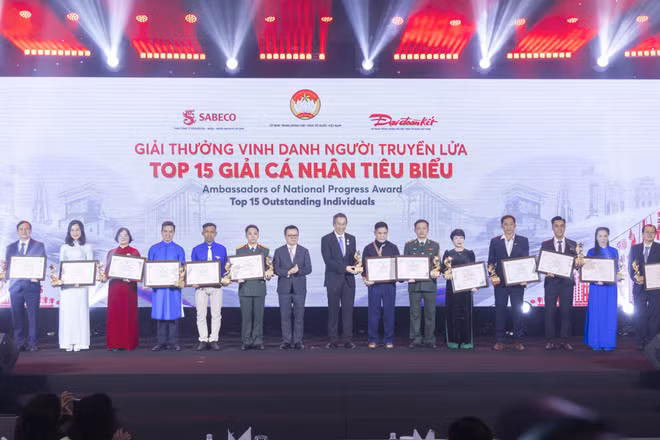Trao giải "Vinh danh người truyền lửa" cho 15 cá nhân xuất sắc.
