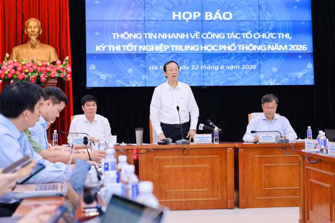 Chiều 12/6, Bộ Giáo dục và Đào tạo tổ chức họp báo thông tin nhanh về công tác tổ chức thi, kỳ thi tốt nghiệp trung học phổ thông năm 2026. Thứ trưởng Thường trực Bộ Giáo dục và Đào tạo Phạm Ngọc Thưởng chủ trì họp báo.