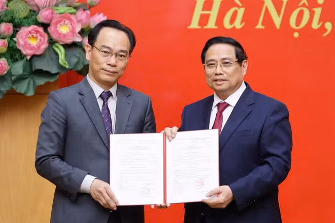 Thủ tướng Chính phủ Phạm Minh Chính trao Quyết định điều động, giao quyền Bộ trưởng Bộ Giáo dục và Đào tạo đối với ông Hoàng Minh Sơn (Ảnh: NHẬT BẮC)