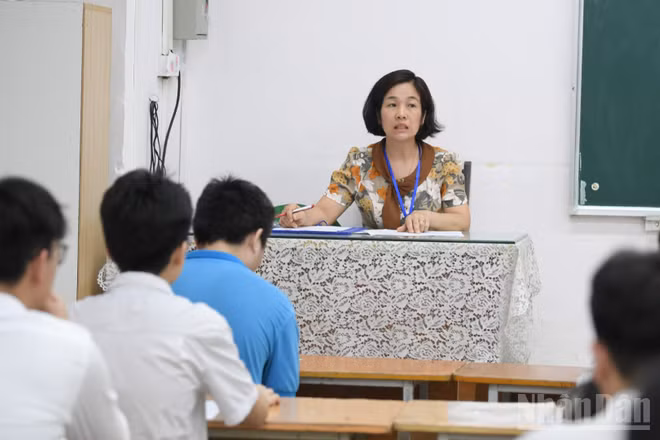 Giáo viên, học sinh trong một giờ học (Ảnh minh họa: THẾ ĐẠI)
