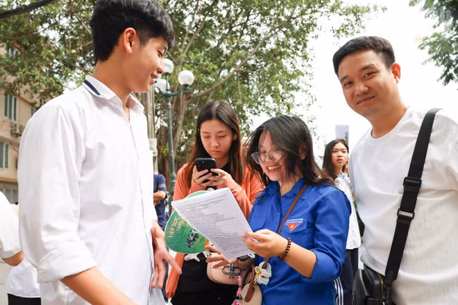 Thí sinh phấn khởi ra khỏi điểm thi sau bài thi môn Ngoại ngữ chiều 7/6 (Ảnh: ĐẠI THẮNG)