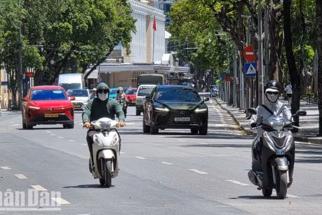 Hà Nội đang trong đợt nắng nóng gay gắt. (Ảnh: MINH DUY)