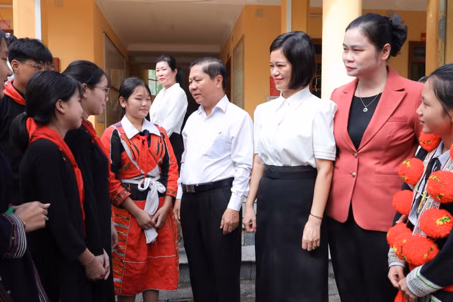 Thứ trưởng Giáo dục và Đào tạo Lê Tấn Dũng thăm hỏi học sinh, giáo viên Trường phổ thông dân tộc nội trú trung học cơ sở và trung học phổ thông Chiêm Hóa. (Ảnh: TRẦN HIỆP)