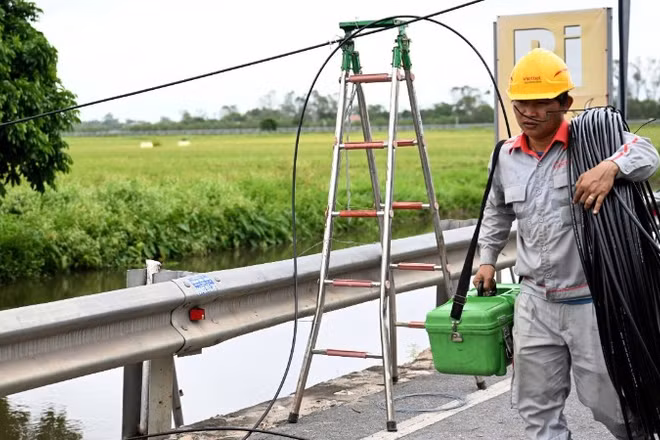 Nhân viên Viettel khẩn trương triển khai phương án phòng, chống bão số 10. (Ảnh: Đức Thọ)