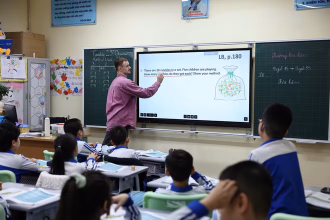 Giờ học Anh ngữ tại Trường tiểu học Đoàn Thị Điểm, Hà Nội (Ảnh: ĐẠI THẮNG)