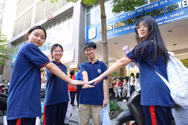Thí sinh tham dự kỳ thi vào lớp 10 Trường THPT chuyên Đại học Sư phạm năm học 2026-2027 (Ảnh: ĐẠI THÂNG)