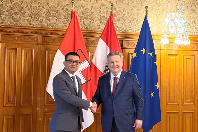 Đại sứ Việt Nam tại Áo Vũ Lê Thái Hoàng và Thị trưởng Thành phố Vienna Michael Ludwig