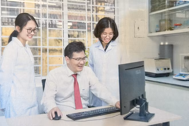 Cán bộ Khoa Môi trường nghiên cứu tại phòng thí nghiệm trọng điểm Công nghệ môi trường xanh và tái chế chất thải GreenLab.