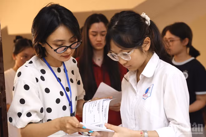 Sáng 4/6, thí sinh bước vào kỳ thi tuyển sinh lớp 10 Trường THPT chuyên Đại học Sư phạm năm học 2026-2027. (Ảnh: ĐẠI THẮNG)
