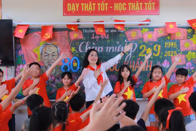 Tại một lớp học Trường tiểu học Văn Yên, phường Hà Đông, Hà Nội trong ngày đầu năm học mới (Ảnh minh họa)