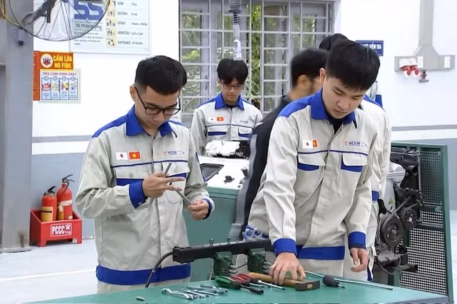 Học viên trong giờ thực hành nghề công nghệ ô-tô. (Ảnh minh họa: THU TRANG)