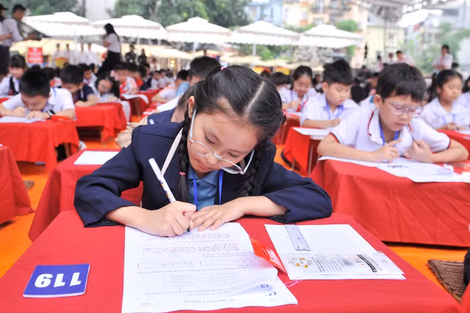 Học sinh hào hứng tham gia sân chơi kiến thức Ngày hội Trạng nguyên nhỏ tuổi và Trạng nguyên “Nét chữ - Nết người” (Ảnh: NGUYỄN HOÀNG)