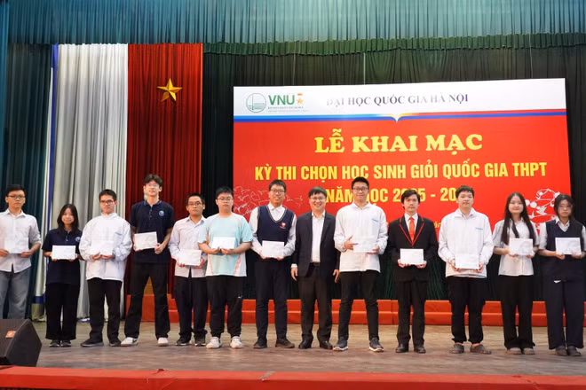 Phó Giáo sư, Tiến sĩ Nguyễn Anh Tuấn, Trưởng ban Đào tạo và Công tác sinh viên, Đại học Quốc gia Hà Nội trao quà động viên cho đại diện 13 đội tuyển tham dự kỳ thi chọn học sinh giỏi quốc gia năm học 2025-2026 tại Hội đồng coi thi Đại học Quốc gia Hà Nội (Ảnh: HUS)