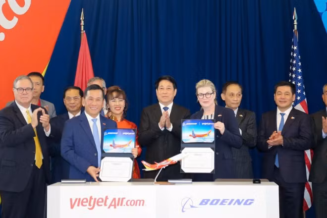 Chủ tịch nước chứng kiến Lễ ký kết bàn giao máy bay giữa Boeing và Vietjet. (Ảnh: Xuân Kỳ)