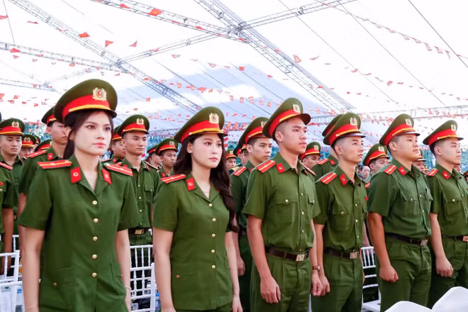 Tân sĩ quan tại Lễ bế giảng, cấp bằng tốt nghiệp đại học và phong hàm sĩ quan Cảnh sát nhân dân cho học viên đào tạo đại học chính quy niên khóa 2021-2026. (Ảnh: Báo Nhân Dân)