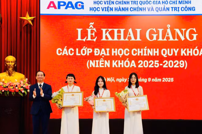 Khen thưởng 3 tân sinh viên là thủ khoa đầu vào Học viện Hành chính và Quản trị công năm 2025 tại Lễ Khai giảng.