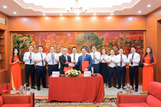 Lễ ký kết hợp tác giữa Tạp chí Gia đình Việt Nam và Trường đại học Hà Nội.