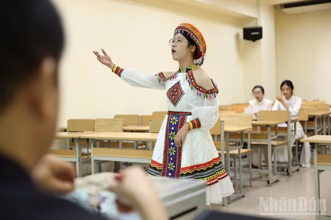 Thí sinh dự thi năng khiếu tuyển sinh đại học của Trường đại học Sư phạm Hà Nội. (Ảnh: ĐẠI THẮNG)
