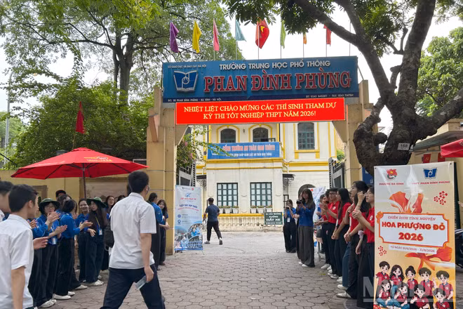 Thí sinh tham dự Kỳ thi tốt nghiệp trung học phổ thông năm 2026 đến điểm thi Trường trung học phổ thông Phan Đình Phùng, làm bài thi Ngữ văn sáng 11/6. (Ảnh: THANH HÀ)